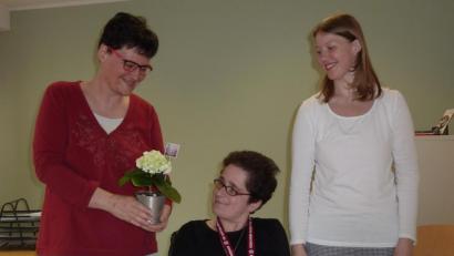 Bild: Silke Schaaf/exb
Blumen gab es zum Weltfrauentag für die weiblichen Beschäftigten der Stiftlandwerkstätten St. Elisabeth. Im Bild die Frauenbeauftragten Alexandra Keller (links) und Stephanie Kern (rechts) mit Mitarbeiterin Ramona Aschenbrenner.