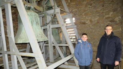 Bild: adj
Pfarrer Thomas Kopp (rechts) freut sich über das Interesse am Klang der Glocken der Pfarrkirchen in Altenstadt/WN. Manuel Sestito (links) stieg gemeinsam mit dem Pfarrer in den Glockenstuhl der Alten Pfarrkirche.