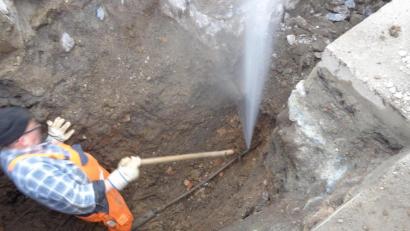 Bild: exb
Leck gefunden: Aus diesem freigelegten Hausanschluss spritzt eine wahre Fontäne in die Höhe. Wer weiß, wie lange hier schon Undichtigkeit herrscht?