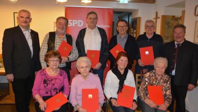 Bild: jr
Langjährige Mitglieder würdigte der SPD-Ortsverein Mitterteich bei einem Ehrenabend im Mehrgenerationenhaus. Im Bild (sitzend, von links) Anneliese Pelz, Anneliese Grillmeier, Mila Braun und Mathilde Stangl sowie (stehend, von links) stellvertretender SPD-Kreisvorsitzender Uli Roth, Erich Tilp, Hans Lugert, Alfred Gültner, Josef Lippert und Ortsvorsitzender Johann Brandl.