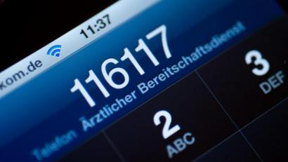 Bild: Patrick Pleul/dpa
Die Telefonnummer 116117 des ärztlichen Bereitschaftsdienstes ist wegen des Coronavirus gefragt wie nie.