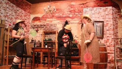 Bild: mfh
Bei einem früheren Stück der Bauernbühne waren auch schon mal Vampir-Jäger in einem Weinkeller zugange.