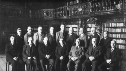 Bild: Archiv Treml
Der Stadtrat von Waldsassen um 1951 im Bibliotheksaal mit Bürgermeister Andreas Bernreuther (vorne, Mitte). Links von ihm Georg Ponnath (kommissarischer Bürgermeister von 1945 bis 1946); rechts von ihm Jakob Welsner, SPD, und Michael Kunz, CSU (Bürgermeister von 1946 bis 1948). Die als Porträts abgebildeten Stadtratsmitglieder unten dürften damals zum Fototermin verhindert gewesen sein. Traditionell im Bibliothekssaal lassen sich die jeweils neu gewählten Stadtratsgremien fotografieren. Die Bilderreihe hängt im Rathaus vorm großen Sitzungssaal.