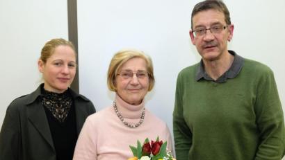 Bild: Susanne Schwab/exb
Die Leiterin der Tourist-Information Heike Kober (links) und Kulturamtsleiter Reiner Volkert dankten Elly Weymeyr für ihren 17-jährigen Einsatz als Amberger Gästeführerin und wünschten ihr für die Zukunft alles Gute.