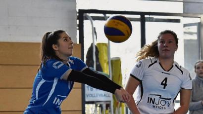 Bild: Alfred Schwarzmeier
Die beiden TB-Spielerinnen Sarah Slama (links) und Sofie Breinbauer im Einsatz: Die Weidener Volleyballerinnen steigen nach den Niederlagen vom Wochenende aus der Landesliga Nord-Ost ab.