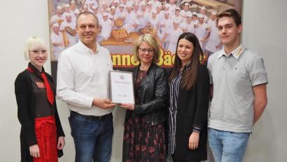 Bild: Bühner
Die stellvertetende Leiterin der Arbeitsagentur Weiden Claudia Wildenauer-Fischer (Dritte von links) übergibt das Ausbildungszertifikat an Firmenchef Gerhard Brunner von Brunner Bäcker. Mit dabei auch (von links) die Auszubildende Christina Hägen, Ausbildungsbeauftragte Eva Würth und Auszubildender Martinez Kartcher.