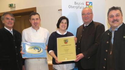 Bild: Hirsch
Hans Holler vom Fischereiverband, Bezirkstagspräsident Franz Löffler und Regierungspräsident Axel Bartelt (von rechts) überreichten dem Gastwirtsehepaar Beate und Robert Schiesl Urkunde und Siegel "Ausgezeichnete Oberpfälzer Fischküche".