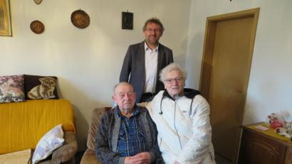 Bild: jzk
Zweiter Bürgermeister Hermann Schraml (hinten) und Schwägerin Margarethe Kiefer gratulierten Johann Meißner zu seinem 85. Geburtstag.