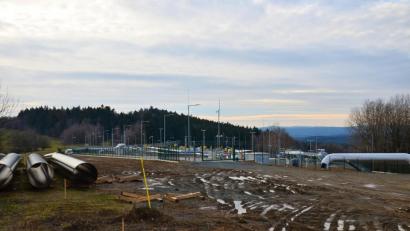 Bild: fjo
Das neue Gas-Verteilzentrum auf dem Pfraumberg ist aufgrund der exponierten Lage und einer üppigen Ausleuchtung auch nachts von Waidhaus aus deutlich zu sehen.