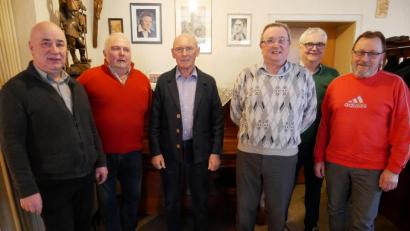 Bild: hmr
Die bei den Wahlen bestätigte Führungsmannschaft des Arbeiterunterstützungsvereins „Neue Glashütte“: Von links Schriftführer Werner Danhof, Vorsitzender Eugen Rösch und Stellvertreter Karlheinz Hoyer, Geschäftsführer und Kassier Klaus Rösch, Rechnungsprüfer Klaus Kastl und Beisitzer Roman Pritzl. Es fehlt Rechnungsprüfer Albert Kraus.
