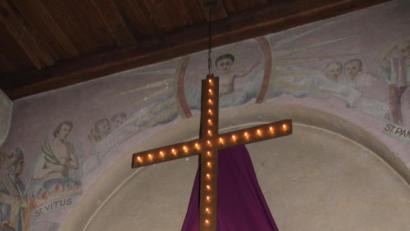 Bild: ads
Mit 40 Glühbirnen für die 40 Fastentage ist das große Fastenkreuz in der Barbarakirche versehen. Nach 30 Jahren hängt es heuer erstmals wieder vor dem verhüllten Altar in der Kirche auf der Luitpoldhöhe, nachdem es restauriert wurde.