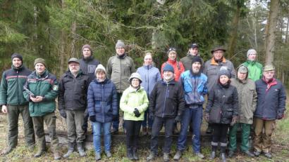 Bild: rn
Die Revierförstern Sebastian Höllerer und Martin Gottsche (von links) bringen die Teilnehmer am Bildungsprogramm Waldwirtschaft in Sachen effektiver Waldbewirtschaftung auf den neuesten Stand.