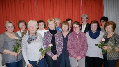 Bild: exb/Ursula Schreier
Die Mitglieder des Frauenbunds St. Johannes freuen sich über ihre Ehrung.