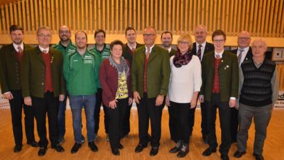 Bild: jr
Neuwahlen gab es bei der Zimmerstutzengesellschaft „Eichenlaub“ Königshütte. Im Bild (von links) Peter Härtl, Franz Paschke, Johannes Kirchner, Daniel Richter, Matthias Menzel, Marcela Härtl, Marco Kliebhan, Vorsitzender Eberhard Kirchner, Thorsten Härtl, Monika Paschke, Bürgermeister Johann Burger, Julian Männer und stellvertretender Gauschützenmeister Martin Dietz.