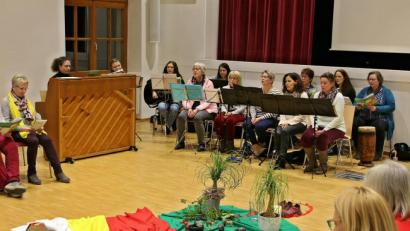 Bild: bph
Eine für den Weltgebetstag zusammengestellte „Frauenband“ gestaltete die Feier mit rhythmischen Liedern und Gesängen aus dem südafrikanischen Land.