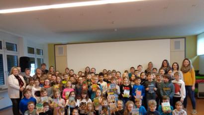 Bild: amö
Stolz präsentieren die Schüler der Winklarner Grundschule ihre Bücher, die ihnen die Vertreter des Elternbeirates (rechts) gespendet haben. Die Lehrkräfte (links) bedankten sich für das Geschenk.