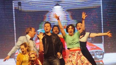 Bild: weu
Die acht Künstler der Show „Best of Musical“ begeisterten das Publikum in der Schwarzachtalhalle mit einer furiosen Show.