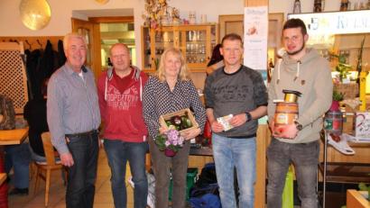Bild: sl
Vorsitzender Josef Varnhold überreichte an Alois Kirner, Franziska Fürnrohr, Martin Ram und Manuel Bodensteiner (von links) die Preise und gratulierte dazu.