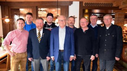 Bild: wku
Nach den Neuwahlen und Ehrungen beim ADAC-Ortsclub Königstein (von links): Manuel Kempa, Oliver Strobel, Wolfgang Strobel, Sven Strobel, Georg Brockel, Erhard Kohler, Franz Eisenmann, Hans Koch und Franz Grötsch.