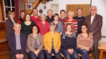 Bild: bkr
Der neue Vorstand des Obst- und Gartenbauvereins Immenreuth: (sitzend, von links) Wilhelm König, Claudia Doyscher, Maria Frauenholz, Claudia Melzner und Birgit Schindler sowie (stehend, von links) Erna Raps, Rita Müller, Christa Bayer, Harald Haberkorn, Angela Kreuzer, Heinz Frauenholz, Christine Müller, Bettina Popp, Luise Zimmerer, Jürgen Busch und Zweiter Bürgermeister Josef Hecht.