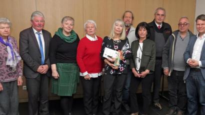 Bild: Dobmeier
Bärbel Strobl (Vierte von rechts) steht weiter an der Spitze des Vorstands beim Bund der Berliner. Brigitte Helm gilt mit Präsenten der Dank für 38 Jahre ehrenamtliche Arbeit im Verein.