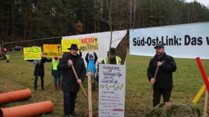 Bild: jrh
Die Störnsteiner Eiche soll mit dem Widerstand wachsen: Das wünschen sich die Trassengegner (von links) (von links) Bürgermeister Markus Ludwig, BI-Vorsitzender Josef Langgärtner und Landwirt Hubert Meiler.