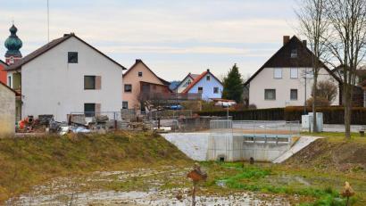 Bild: fjo
Durch Höhenlinien, Fotos und Pläne können die bisherigen Diskrepanzen um die Auswirkungen eines möglichen Hochwassers im Ortsteil Schellenbach ausgeräumt werden. Die Zufahrt eines Anwesens (links) liegt tiefer, als die vorbeiführende Straße.