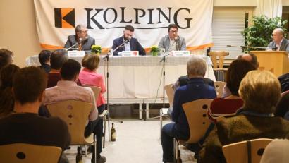 Bild: Gabi Schönberger
Aus den Reihen der Zuhörer kommen einige Fragen an die Bürgermeisterkandidaten auf dem Podium.