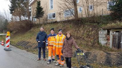 Bild: fjo
Ein großes Lob für die rasche Umsetzung gebührt (von links) Bauamtsleiter Christian Meier, Johannes Grötsch und Wolfgang Hettler durch Bürgermeisterin Margit Kirzinger.