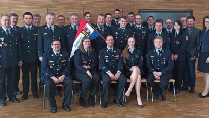 Bild: Hirsch
Der Feuerwehrnachwuchs wählte eine neue Führung. Das Bild zeigt sie zusammen mit Vertretern der Politik, der Kreis- und Bezirksfeuerwehr und des Kreisjugendrings. Sitzend von links: Jugendwartesprecher Peter Reier, Schriftführerin Tanja Vogel, Kreisvorsitzender Christoph Spörl, Kreisjugendsprecherin Corinna Sebast und Jugendwartesprecher Tobias Sebast.