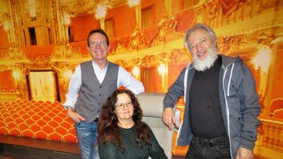 Bild: ubb
KuWa-Vorsitzender Wolfgang Horn, KuWa-Pressesprecherin und Produzentin Ulla Britta Baumer und Regisseur Manfred Grüssner (von links) haben sich fürs Pressegespräch eine imposante Kulisse ausgesucht. Gespielt wird aber Kunsthausbühne. Denn eine derart berühmte Bühne wie auf dem Foto bleibt für die Sommernachtstraum-Inszenierung ein Traum.