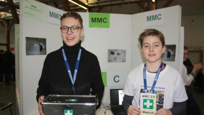 Bild: ero ero
Matthias Benner (links) und Kilian Scharf (rechts) vor ihrem Stand in den Jurahallen in Neumarkt bei "Jugend forscht".