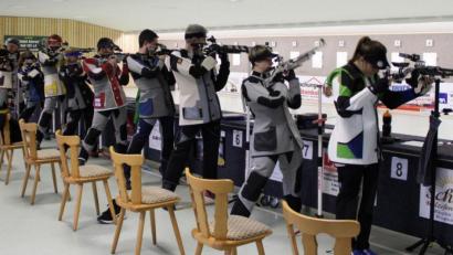 Bild: ffl
Hochbetrieb am Schießstand von Hubertus Kastl. Am letzten Wettkampftag traten alle acht Mannschaften der Luftgewehr-Bayernliga an. Auf dem Bild duellieren sich (von links) Neumühle und Luckenpaint sowie Holzhammer und Neubau.