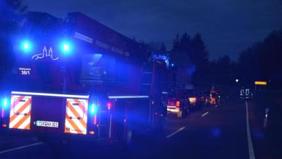 Bild: jr
Spektakulärer Einsatz in den Abendstunden bei Schottenhof (Waldsassen). Ein großes Aufgebot an Feuerwehren und Polizei war am Samstagabend im Einsatz.