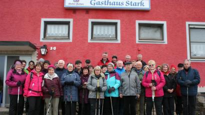 Bild: gpa
Zum Andenken an ihre Haidenaab-Tour stellten sich die Teilnehmer aus der Oberpfalz und aus Oberfranken mit ihrem Eschenbacher Wanderführer Josef Kämpf (hinten rechts) nach der Mittagspause zum Gruppenfoto zusammen.