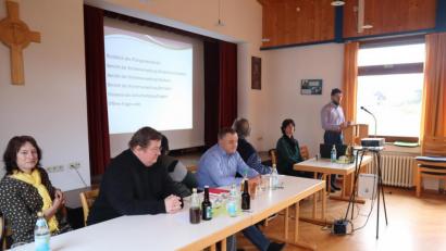 Bild: wrm
Nach dem Rückblick von Pfarrgemeinderat und Kirchenverwaltungen stellten sich die Verantwortlichen in der Pfarrei den Fragen der Zuhörer.