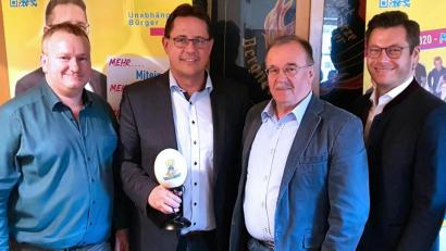 Bild: exb
Die Marktratskandidaten bedanken sich bei ihren Bürgermeisterkandidaten mit einem überdimensionalen Ei als Lampe.