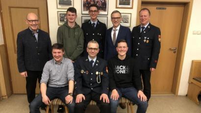 Bild: Berthold Ernstberger/exb
Lukas Schreyer (hinten Mitte) zusammen mit Feuerwehr-Anwärter (vorne, links) Tobias Forster und Elias Ernstberger (rechts) sowie Kommandant Klaus Grötsch. Hinten stehend (von links) Zweiter Bürgermeister Karlheinz Hoyer und Christoph Schulle sowie (von rechts) Vorsitzender Berthold Ernstberger und Bürgermeister Bernd Sommer.