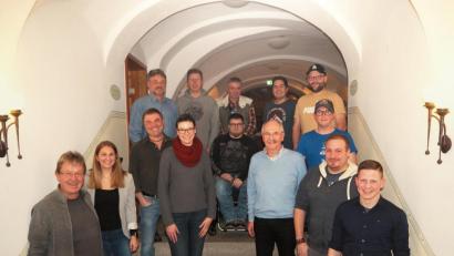 Bild: awo
Große Freude herrscht bei den Initiatoren des Heimatunternehmer-Projekts „Ackerbürgerhaus Bärnau“. Der Förderbescheid für die Städtebauförderung der Regierung der Oberpfalz ist zwischenzeitlich eingegangen. Damit hat erstmals ein gemeinnütziger Verein in Bayern mit einer Genussrechtefinanzierung die Basis für ein Altstadtsanierungsprojekt mit innovativem Modellcharakter geschaffen. Gemeinsam mit der Stadt Bärnau KommunalGmbH wird dieses Modellprojekt nun umgesetzt. Im Bild der Vorstand des Vereins mit dem Projektkoordinator Heimatunternehmen Alfred Wolf (links) und Projektleiter Ackerbürgerhaus Edgar Zwerenz vorne, Dritter von rechts).