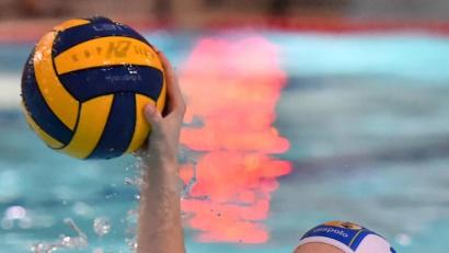 Bild: af
Ansetzen zum ungewöhnlichen Wurf: Niko Neumann ist wohl der Spieler der Saison beim SV Weiden.