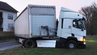 Bild: Petra Hartl
Um einer zu niedrigen Unterführung auszuweichen, machte ein Lkw-Fahrer in Obersdorf ein riskantes Wendemanöver und blieb in der Wiese stecken.