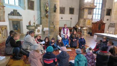 Bild: jzk
"So wie Jesus am Karfreitag seinem Apostel Petrus verziehen hat, so verzeiht er auch uns, wenn wir ihn um Verzeihung bitten“, erklärte Gemeindereferent Jochen Gößl den Kindern beim Weggottesdienst.