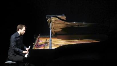 Bild: Wolfgang Steinbacher
Herbert Schuch beherrscht Klavierkunst auf höchstem Niveau. Bewundernswert die Pianissimo-Kultur, die überlegene Klangregie, die Führung, Färbung, Beleuchtung, Abschattierung der Stimmen.