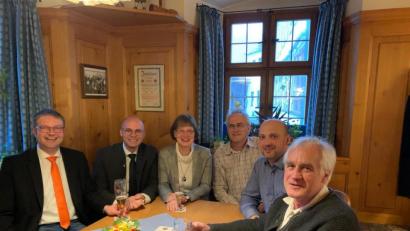 Bild: exb
Beim Mittelstandsgespräch (von links): Stellvertretender Landesvorsitzender der Freien Wähler Bayern und Landratskandidat Hans Martin Grötsch, MdL und parlamentarischer Geschäftsführer Fabian Mehring, Bürgermeisterkandidatin FW Hirschau Johanna Erras-Dorfner, Inhaber Schloss-Hotel Clemens Dorfner, Stadtratskandidat Matthias Dotzler und Brauereibesitzer Franz Dorfner.