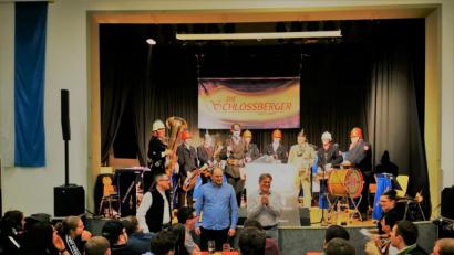 Bild: gz
Die drei Rathausbewerber tun sich beim Dirigieren schwer, denn die Musiker finden nicht die richtigen Töne.