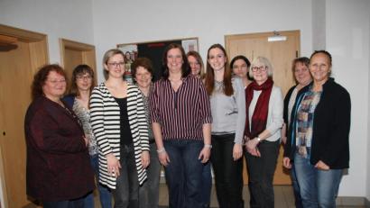Bild: frd
An der Spitze des GOV Wildeppenried steht eine neugewählte Vorstandschaft um Julia Hauer (Dritte von links) und Nina Ruhland (nicht im Bild). Zum geglückten Wechsel gratulierten Fachberaterin Heidi Schmid (links) und Zweite Bürgermeisterin Christa Zapf (Dritte von rechts).
