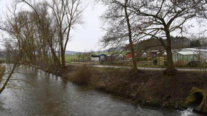 Bild: gf
Sollte das Hochwasserrückhaltebecken im Bereich Neumühle und Witzlhof gebaut werden und käme es zu einen Jahrhunderthochwasser, könnte der Vilspegel soweit ansteigen, dass die Kleingartenanlage „An der Vils“ (rechts im Bild) sowie die Flächen Richtung Amberg (Bildmitte) bis zu einem Meter überflutet werden.