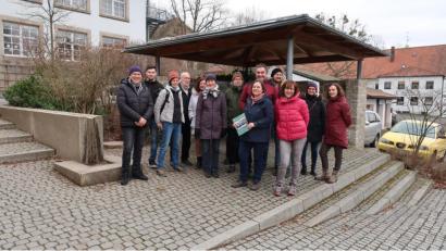 Bild: bsc
20 Wanderer und Spaziergänger beteiligten sich an der Wahlveranstaltung der Wählergemeinschaft „Grüne / Neue Wege“ im Erholungsort. Im Gegensatz zu den anderen Parteien war bei der Wählergemeinschaft festes Schuhwerk und warme Kleidung erforderlich. Fraktionssprecherin Lisa Rauh (mit Broschüre) freute sich bei der nicht alltäglichen Veranstaltung auch über die Teilnahme ihrer Gemeinderatskandidaten Petra Gärtner (Dritte von rechts) sowie Karl Zeh (Fünfter von rechts) und den Bürgermeisterkandidaten der Freien Wähler, Oskar Schuster (links).