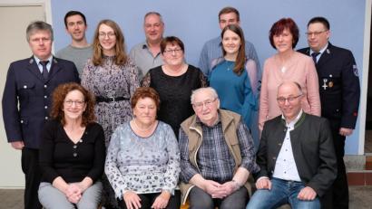 Bild: do
Im Kreise seiner musikbegeisterten Familie feiert Anton Diepold (vorne, Zweiter von rechts) seinen 80. Geburtstag. Unser Bild zeigt den Jubilar mit Bürgermeister Albert Nickl (vorne, von rechts), Ehefrau Erika und Pfarrgemeinderätin Heike Gmelch sowie Kindern, Enkelkindern und Vertretern der Feuerwehr Tremmersdorf.
