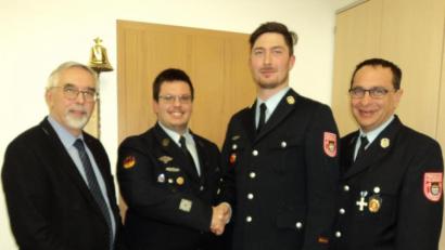 Bild: ksi
Andreas Giehrl (Zweiter von rechts) wünscht seinem Stellvertreter Tobias Bollog (Dritter von rechts) eine glückliche Hand. Mit im Bild Vorsitzender Manfred Bösl (rechts) und Bürgermeister Manfred Rodde (links).